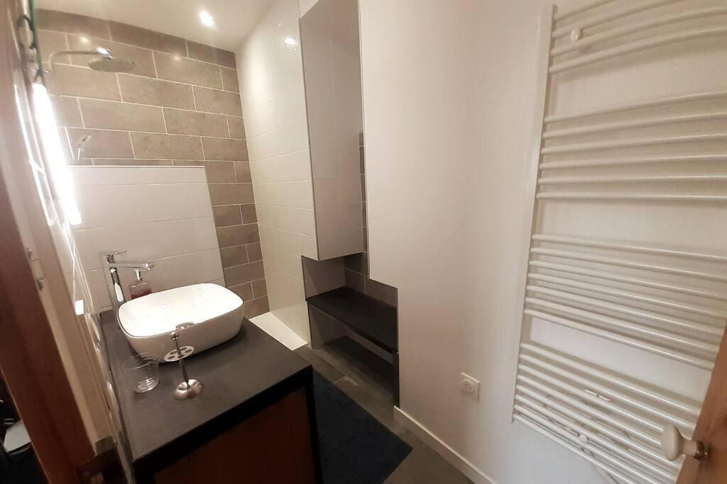 Classe 4 Etoiles - Cybele - Centre Ville 2 Chambres, Cour Privative Et Garage 비엔 외부 사진
